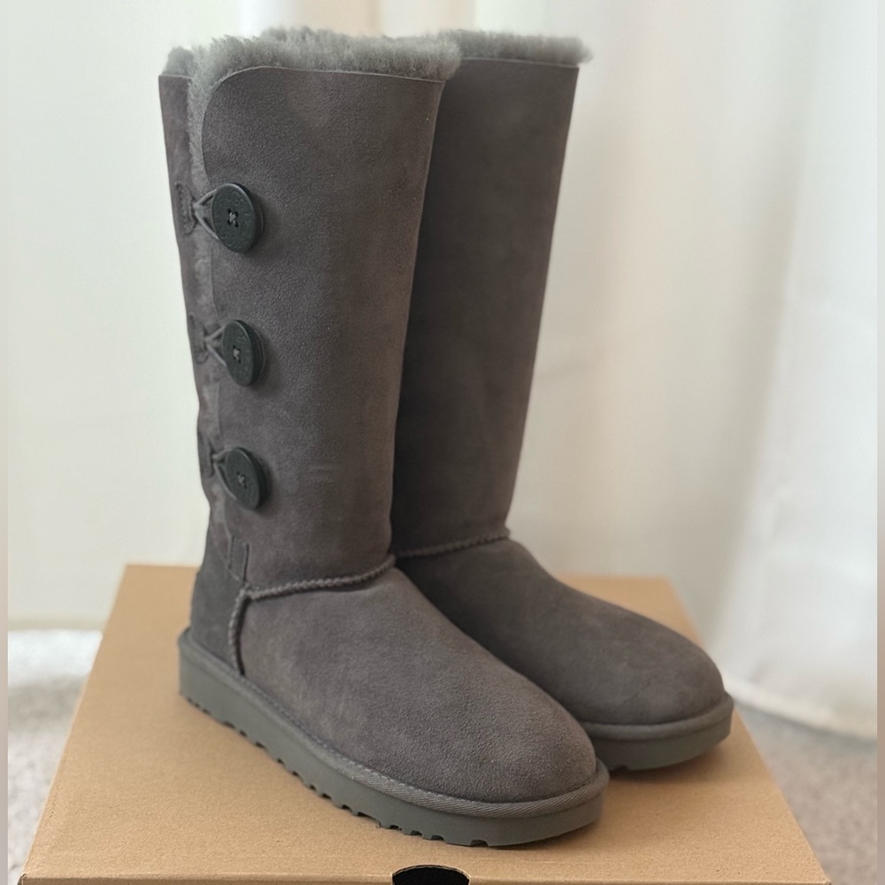 NIB - UGG BAILEY BUTTON